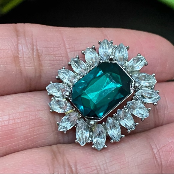 Unsigned Vintage Faux Emerald Earrings - Picture 6 of 10